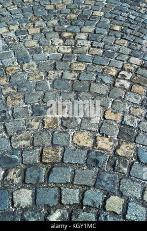 dh Cobble Stone TEXTURE SFONDO grigio e rosa Guernsey granito pietra ciottoli closeup strada acciottolato strade pietre superficie stradale primo piano Foto Stock
