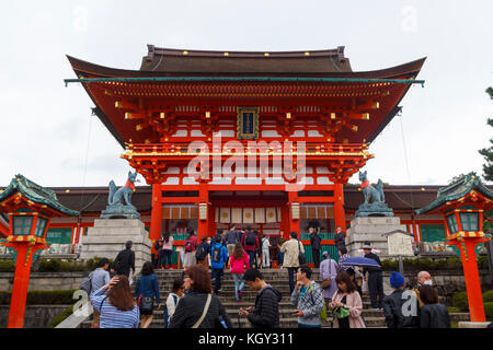 Molti turisti visitano l'ingresso principale di Fushimi Inari, con il principale santuario e la principale porta rossa in kyoto Foto Stock