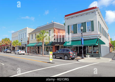 BEAUFORT, SOUTH CAROLINA - 17 APRILE 2017: Aziende su Bay Street vicino al lungomare nel quartiere storico del centro di Beaufort, la seconda casa Foto Stock