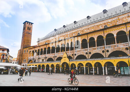 Palazzo della ragione da affollata piazza della frutta a padova, Italia 24 Aprile 2017 Foto Stock