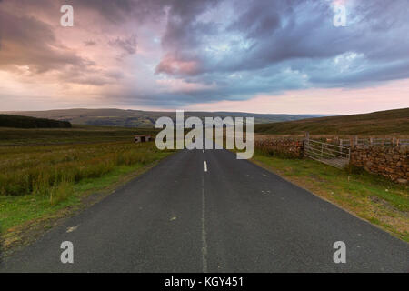 Harthope moss (cappella cadde) un passo di montagna nel North Pennines. Il pass divide weardale e teesdale come le nuvole costruire su un inverni di sera. Foto Stock