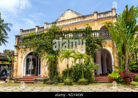 Hoi An, Vietnam; uno dei molti edifici preservati e trasformato in un hotel boutique o negozio Foto Stock