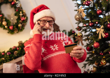 Senior uomo con carta di credito e lo smartphone Foto Stock