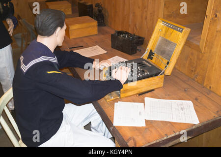 dh German Naval Signals HQ ST PETER PORT GUERNSEY Navy comunicazioni radio operatore enigma macchina mondo guerra 2 museo cypher codice isole canale uomo Foto Stock