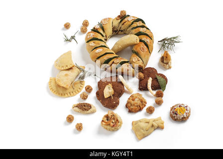 Pasticcini freschi splendidamente visualizzata su sfondo bianco Foto Stock