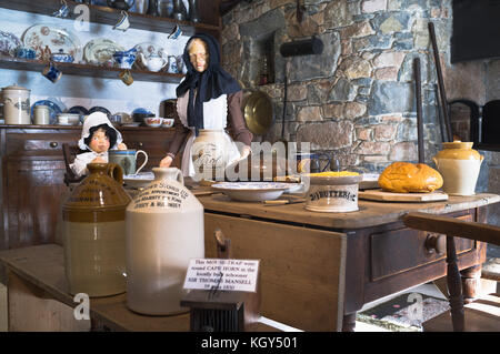 Dh costumi Folk Museum Parco Saumarez GUERNSEY Guernsey vecchia cucina mostra al Museo storico di visualizzazione ware Foto Stock