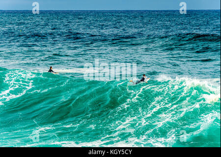 Surfers di attendere per il set di destra in grandi condizioni surf a Bronte Beach a Sydney, NSW, Australia Foto Stock