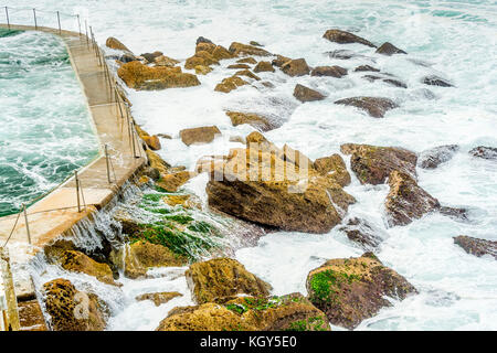 Big Surf condizioni a Bronte Beach rock pool di Sydney, NSW, Australia Foto Stock