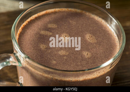 Warm spiked vino rosso cioccolata calda in una tazza Foto Stock