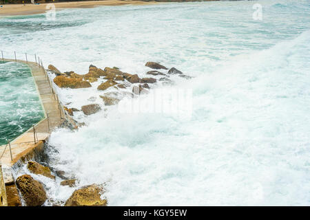 Big Surf condizioni a Bronte Beach rock pool di Sydney, NSW, Australia Foto Stock