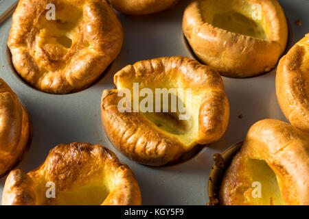 Caldo in casa british Yorkshire pudding pronto a mangiare Foto Stock