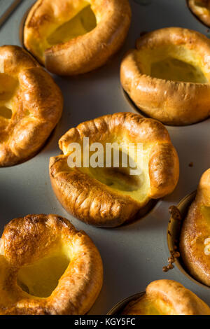 Caldo in casa british Yorkshire pudding pronto a mangiare Foto Stock