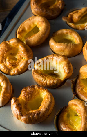 Caldo in casa british Yorkshire pudding pronto a mangiare Foto Stock