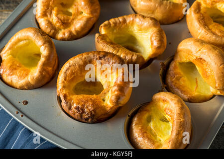 Caldo in casa british Yorkshire pudding pronto a mangiare Foto Stock