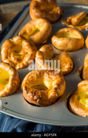 Caldo in casa british Yorkshire pudding pronto a mangiare Foto Stock