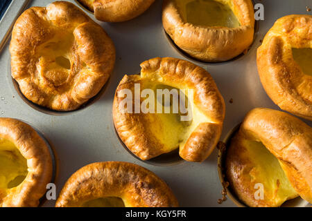 Caldo in casa british Yorkshire pudding pronto a mangiare Foto Stock