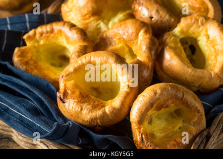 Caldo in casa british Yorkshire pudding pronto a mangiare Foto Stock