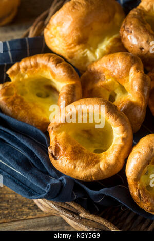 Caldo in casa british Yorkshire pudding pronto a mangiare Foto Stock