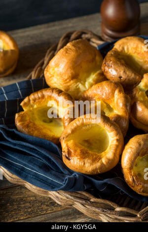 Caldo in casa british Yorkshire pudding pronto a mangiare Foto Stock