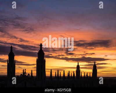 Kings College Chapel Cambridge - le guglie della cappella contro il sole di setting Foto Stock