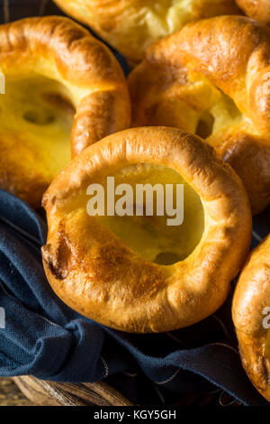 Caldo in casa british Yorkshire pudding pronto a mangiare Foto Stock