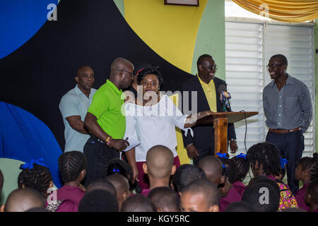 Phil heath visitando wesley hall junor scuola; 10 novembre 2017; Bridgetown, Barbados Foto Stock