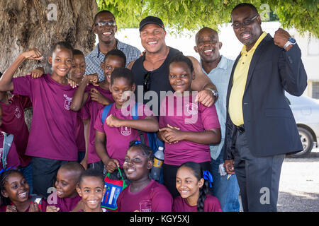 Phil heath visitando wesley hall junor scuola; 10 novembre 2017; Bridgetown, Barbados Foto Stock