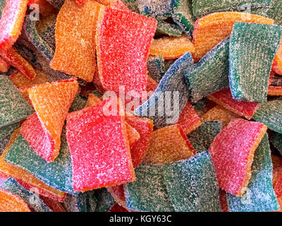 Luminoso rivestite di zucchero frutta snack piazze coperte di zucchero semolato Foto Stock