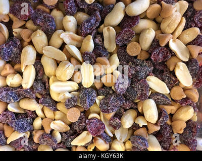 Burro di arachidi e gelatina trail mix snack food background Foto Stock