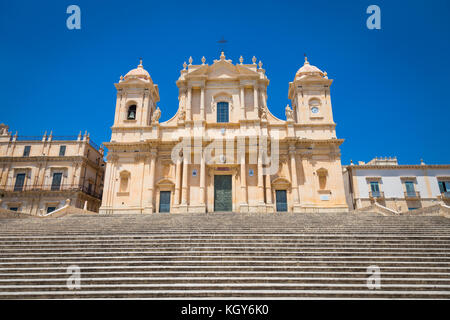 La più importante cattedrale barocca della Sicilia, San Nicolò, nonché patrimonio dell'Unesco, giornata di sole Foto Stock