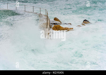 Big Surf condizioni a Bronte Beach rock pool di Sydney, NSW, Australia Foto Stock