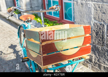 Stile retrò parchi di biciclette fuori nei pressi della vecchia Unione muro di pietra e vetrina, nella luce del mattino Foto Stock