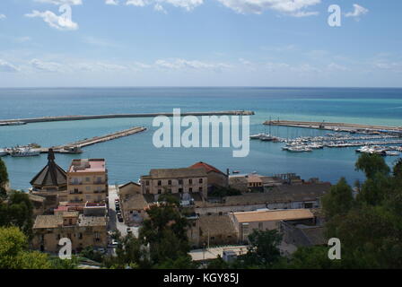 Vista verso il porto di Sciacca, Sciacca, Sicilia, Italia Foto Stock