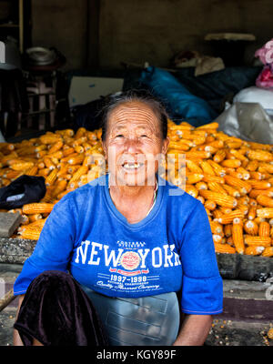 Donna Lisu di fronte al mais dolce, nel nord della Thailandia Foto Stock