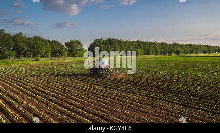 Il trattore campo coltivato a molla, vista aerea Foto Stock