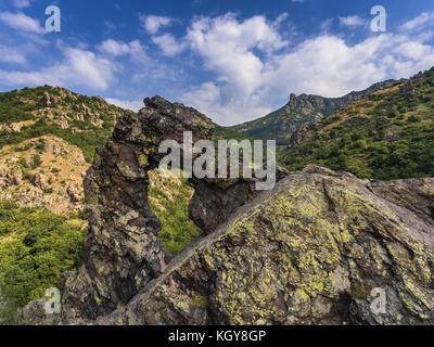 Formazione di roccia "Halkata' formazioni rocciose del parco "pietre blu'.Sliven,Bulgaria. L'anello altezza di oltre 8 metri. Foto Stock