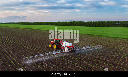 Il trattore campo coltivato a molla,vista aerea Foto Stock