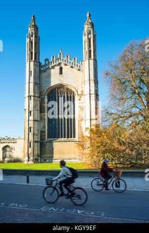 I ciclisti andare passato Kings College Chapel sul Kings Parade, Università di Cambridge, Cambridgeshire, Inghilterra, Regno Unito. Foto Stock