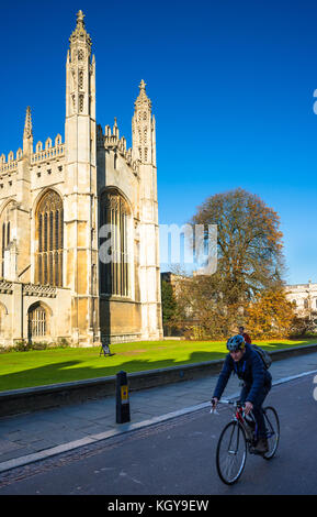 I ciclisti andare passato Kings College Chapel sul Kings Parade, Università di Cambridge, Cambridgeshire, Inghilterra, Regno Unito. Foto Stock