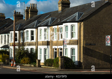 Vittoriano case a schiera su Huntingdon Road, Cambridge, UK. Foto Stock