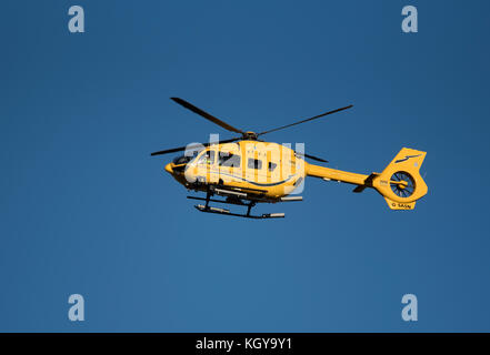 Inverness basato Helimed CE145 T2 ritorno alla base a Inverness Dalcross aeroporto, nelle Highlands Scozzesi. Foto Stock