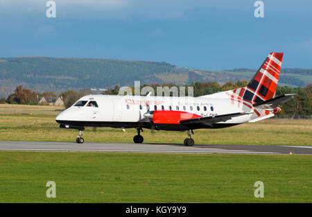 Il Loganair Saab 340 nel suo Tartan scozzese il fegato di lasciare l'aeroporto di Inverness per il suo volo giornaliero di fronte a Stornoway nelle Ebridi Esterne. Foto Stock