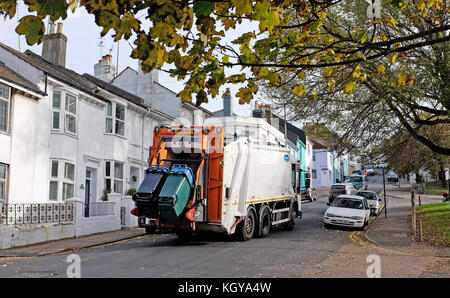 Raccolta rifiuti bidone della spazzatura autocarro autocarro in area di Hannover di Brighton Foto Stock