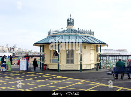 Il chiosco Shelter Hall recentemente restaurato sul lungomare di Brighton e Hove in fondo a East Street, che è stato spostato da East Street Foto Stock