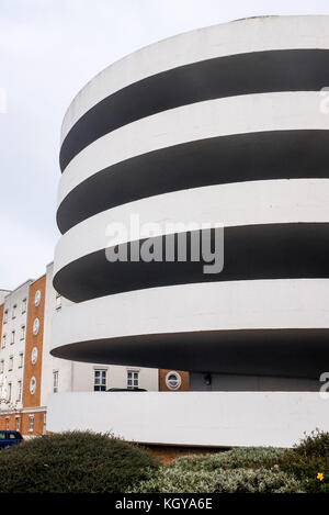 Watford Hertfordshire Regno Unito ottobre 2017 - architettura retrò parcheggio a più piani Fotografia scattata da Simon Dack Foto Stock