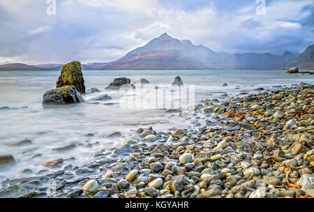 La costa di Elgol sull'isola di Skye in Scozia come esposizione lunga Foto Stock