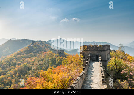 In Cina il grande muro vista distante torri compressa e segmenti di parete la stagione autunnale di montagne vicino Pechino cinese antica fortificazione militare di l Foto Stock