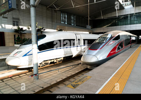 Crh i treni ad alta velocità a Pechino a sud della stazione ferroviaria di Beijing, Cina. Foto Stock