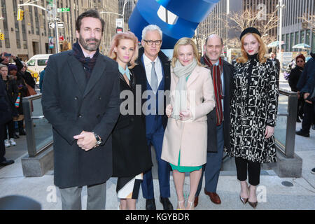 Jon Hamm, gennaio Jones, John Slatterly, Elisabeth Moss, scenografo, scrittore e produttore esecutivo Matthew Weiner e Christina Hendircks, che partecipano all'Inaugurazione dell'installazione artistica "Mad Men" a Time & Life Building il 23 marzo 2015 a New York. Credit: Erik Pendzich Foto Stock