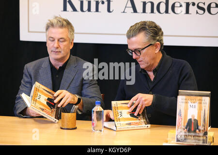 Princeton, New Jersey, Stati Uniti. 10th novembre 2017. Alec Baldwin e Kurt Andersen hanno ritratto a Barnes and Noble per un evento di firma del libro per il nuovo libro, You Can't Spell America Without Me a Princeton, New Jersey il 10 novembre 2017 Credit: Star Shooter/Media Punch/Alamy Live News Foto Stock